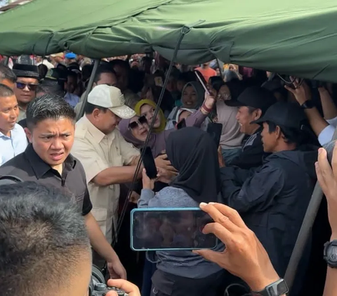 Massa Teriak Sambut Kedatangan Prabowo di Posko Evakuasi Marapi: Pak Gemoy Mau foto!