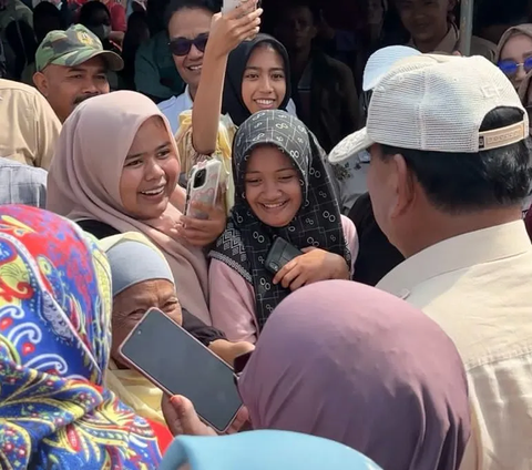 Massa Teriak Sambut Kedatangan Prabowo di Posko Evakuasi Marapi: Pak Gemoy Mau foto!