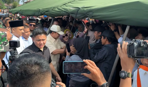 Prabowo mengatakan, kunjungannya ke lokasi untuk memastikan penanganan erupsi Marapi sudah berjalan sebagaimana mestinya. 