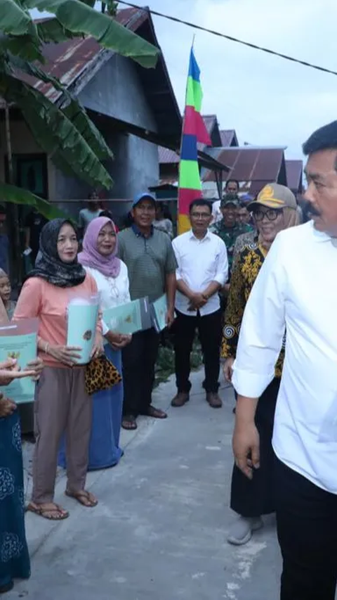 <br>Menteri Hadi Door to Door ke Rumah Warga Gunung Kidul Bagikan Sertifikat Tanah