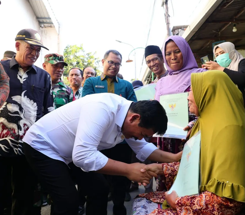 Menteri Hadi Door to Door ke Rumah Warga Gunung Kidul Bagikan Sertifikat Tanah