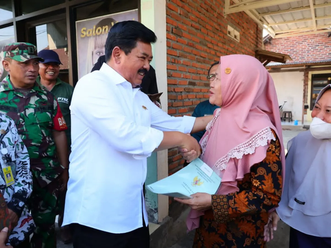 Menteri Hadi Door to Door ke Rumah Warga Gunung Kidul Bagikan Sertifikat Tanah