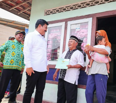 Menteri Hadi Door to Door ke Rumah Warga Gunung Kidul Bagikan Sertifikat Tanah