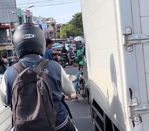 Viral Momen Ojol Tak Sengaja Bertemu Sahabat Lama di Jalan, Ekspresi Bahagia Jadi Sorotan