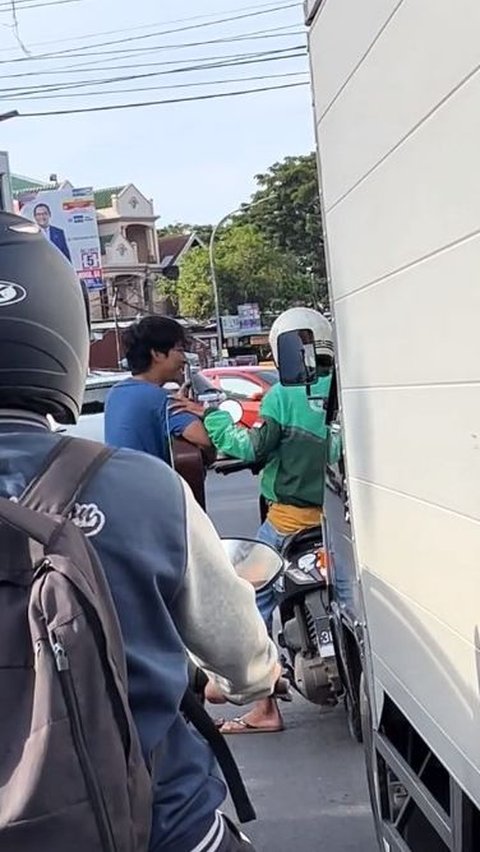 Viral Momen Ojol Tak Sengaja Bertemu Sahabat Lama di Jalan, Ekspresi Bahagia Jadi Sorotan