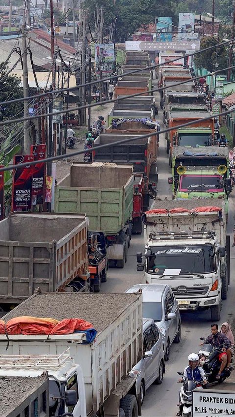 Aksi demo untuk memprotes jam operasional truk menyebabkan Jalan Raya Parung Panjang lumpuh.