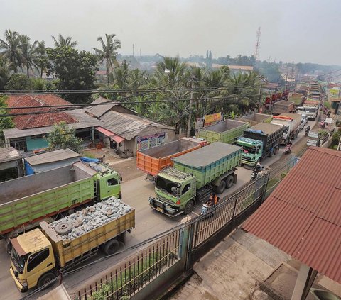 FOTO: Derita Warga Parung Panjang Imbas Protes Supir Truk: Jalanan Lumpuh dan Macet Berkilo-kilometer