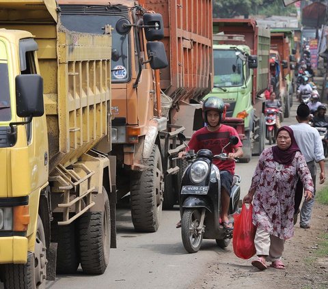 FOTO: Derita Warga Parung Panjang Imbas Protes Supir Truk: Jalanan Lumpuh dan Macet Berkilo-kilometer