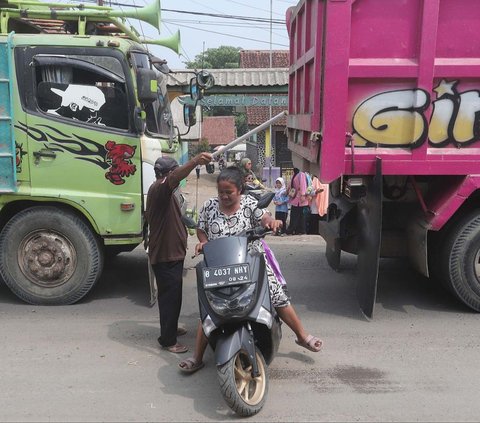 FOTO: Derita Warga Parung Panjang Imbas Protes Supir Truk: Jalanan Lumpuh dan Macet Berkilo-kilometer