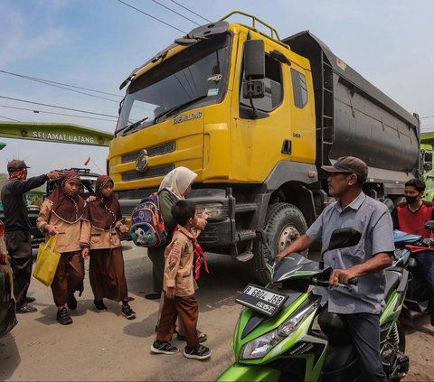 FOTO: Derita Warga Parung Panjang Imbas Protes Supir Truk: Jalanan Lumpuh dan Macet Berkilo-kilometer