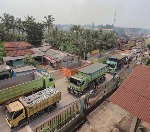 FOTO: Derita Warga Parung Panjang Imbas Protes Supir Truk: Jalanan Lumpuh dan Macet Berkilo-kilometer