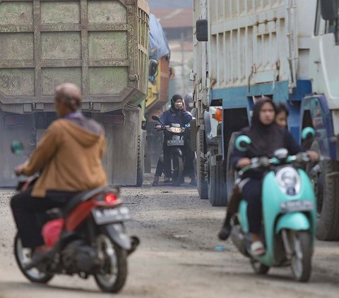 FOTO: Derita Warga Parung Panjang Imbas Protes Supir Truk: Jalanan Lumpuh dan Macet Berkilo-kilometer