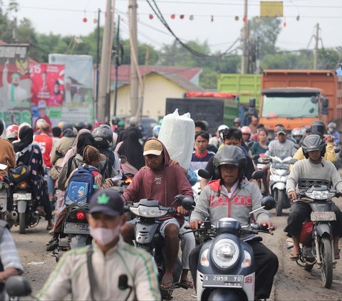 FOTO: Derita Warga Parung Panjang Imbas Protes Supir Truk: Jalanan Lumpuh dan Macet Berkilo-kilometer