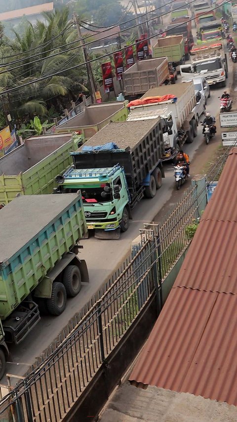 Sejumlah truk tambang terjebak macet di Jalan Raya Parung Panjang, Bogor, Jawa Barat, Sabtu (9/12/2023).