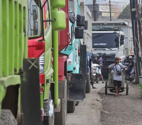 FOTO: Derita Warga Parung Panjang Imbas Protes Supir Truk: Jalanan Lumpuh dan Macet Berkilo-kilometer