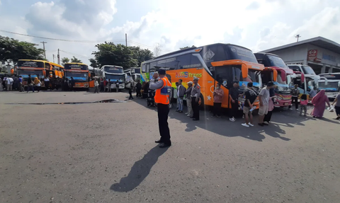 Lebih Murah Mana Liburan ke Yogyakarta Naik Sleeper Bus atau Kereta Api?