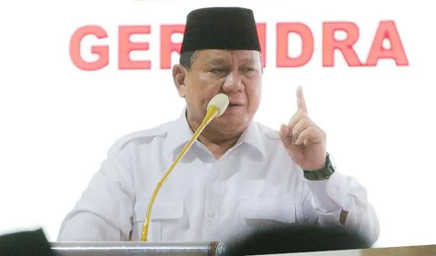 Burhanuddin mencoba mengulik pilihan masyarakat dengan simulasi tiga nama capres tersebut.