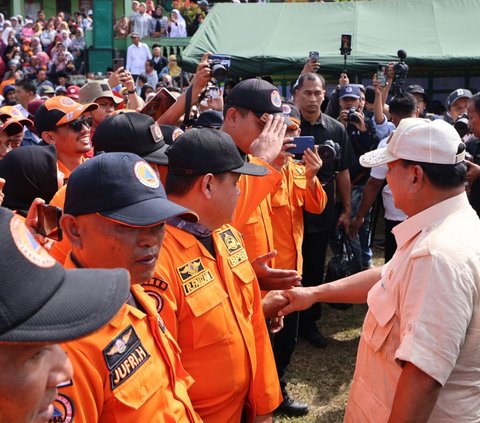 Prabowo Jenguk Korban Erupsi Marapi, Tengok Dapur Umum dan Beri Santunan