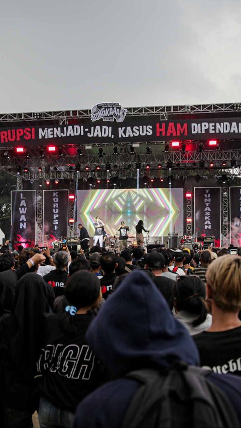 FOTO: Semarak Panggung Rakyat 'Bongkar' untuk Peringati Hari Antikorupsi dan HAM Sedunia di GBK