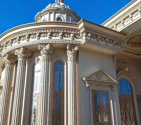 Viral! Madura's Trash Collector Builds Grand House Resembling a Palace Near Rice Fields, Showcasing Roman and Greek Designs