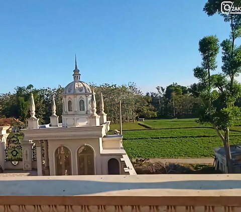 Viral! Madura's Trash Collector Builds Grand House Resembling a Palace Near Rice Fields, Showcasing Roman and Greek Designs