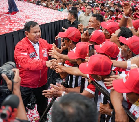 FOTO: Momen Prabowo Sapa Puluhan Ribu Kader yang Hadiri HUT ke-9 PSI di Semarang