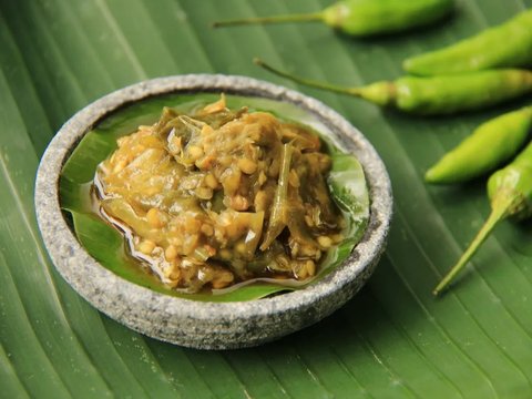 Apa Sih yang Bikin Orang Indonesia Doyan Banget Makan Pedas?