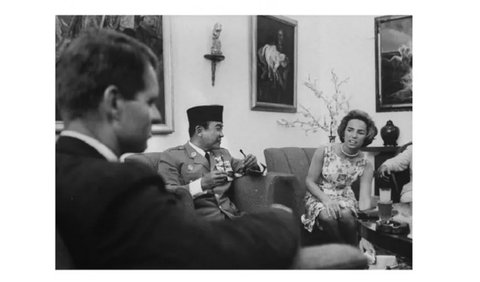 Bangganya Soekarno Terhadap Bantal Guling