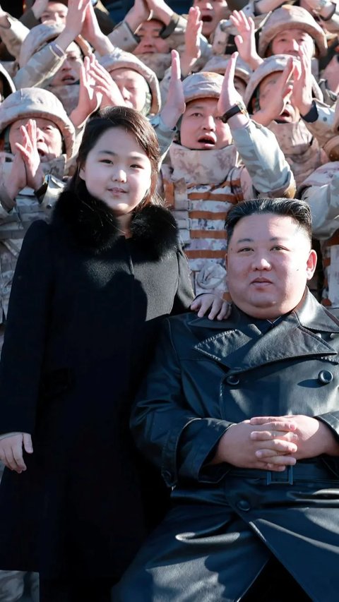 Yang mengejutkan adalah kehadiran putri Kim yang keberadaannya selama ini belum pernah terkonfirmasi. Pemerintah Korut termasuk sangat jarang mengungkap kehidupan pribadi sang pemimpin, termasuk anggota keluarganya.
