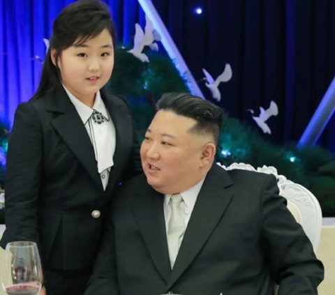 Kemunculan putri Kim ini memicu dugaan peluang pergantian kepemimpinan bisa terjadi pada generasi keempat Dinasti Kim dan senjata nuklir akan menjadi warisan turun temurun.