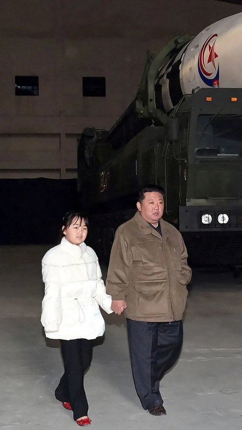 Sejumlah ahli meyakini Kim punya tiga anak, dua perempuan dan satu laki-laki. Para pengamat juga mengatakan satu dari ketiga anak Kim itu pernah muncul dalam acara perayaan hari libur nasional pada September lalu.