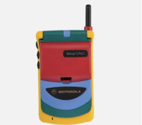 Motorola merilis rentang StarTAC pada tahun 1996, dan itu adalah salah satu ponsel desain clamshell pertama. Versi warna-warni dirilis dalam jumlah terbatas, dan terkadang disebut sebagai telepon United Colours of Benetton. Jika Anda memilikinya di rumah, sekarang bisa bernilai antara £100 dan £400 atau Rp 6 jutaan.