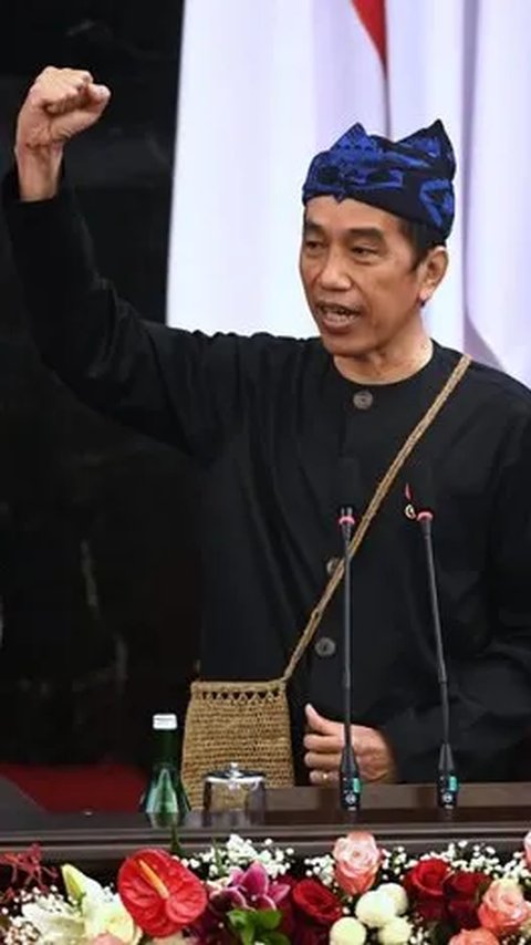 Di kesempatan sama, Jokowi juga mengekspresikan kemarahan sambil kepalkan tangan