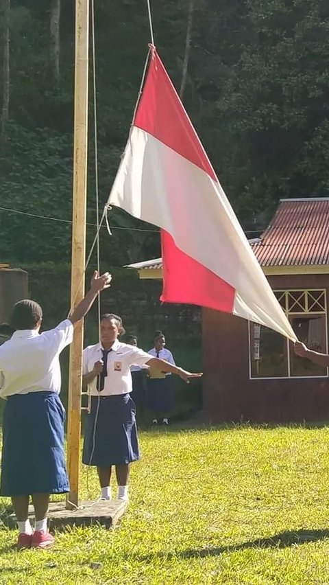 Melani bercerita. Agar tak terlambat, dia berangkat tepat pukul 5 setiap harinya. Gadis 14 tahun ini tak pernah mengeluh meski harus berjalan jauh melewati lembah menuju sekolah.<br /><br /><br /><br />