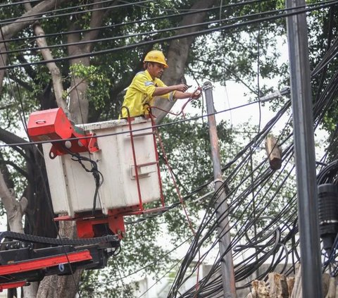 Menelusuri Jalan Cikini Raya, Jakart Pusat. Tidak ada lagi jaringan kabel udara di pinggir jalan. Semua jenis kabel yang semula di atas jalan, kini tersembunyi di dalam tanah.