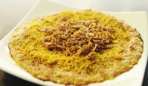 Kerak Telor adalah makanan asli Betawi, dengan bahan-bahan beras ketan putih, telur bebek, ebi yang di sangrai kering. Lalu ditambah bawang merah goreng dan di beri bumbu yang di haluskan berupa kelapa sangrai, cabai merah, kencur, jahe, merica butiran, garam dan gula pasir.