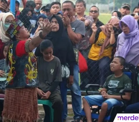 Dalam pengobatan, para pasien diwajibkan membeli minyak ramuan Ida Dayaj yang harganya sangat terjangkau.