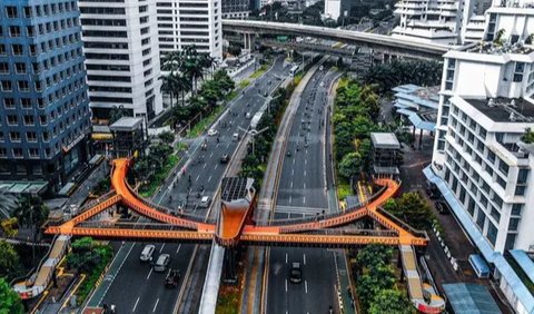 Bahkan untuk sekadar Jembatan Penyeberangan Orang (JPO). Desainnya benar-benar dipikirkan. Supaya nyaman dan keren. Kayak JPO Kapal Pinisi di Sudirman.