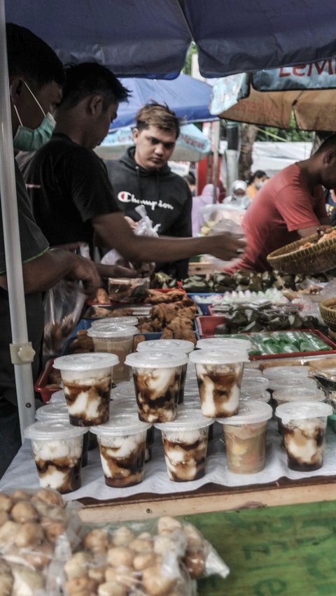 Kolak biji salak termasuk menu favorit pemburu takjil .. yummy ...