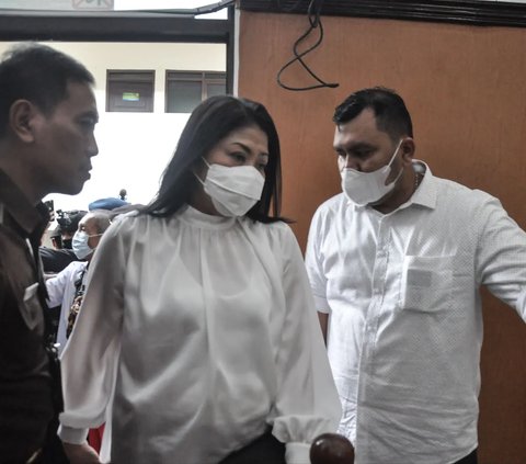Putri Candrawathi divonis 20 tahun penjara oleh Majelis Hakim tingkat pengadilan negeri Jakarta Selatan dalam kasus pembunuhan terhadap Brigadir Yosua Hutabarat.