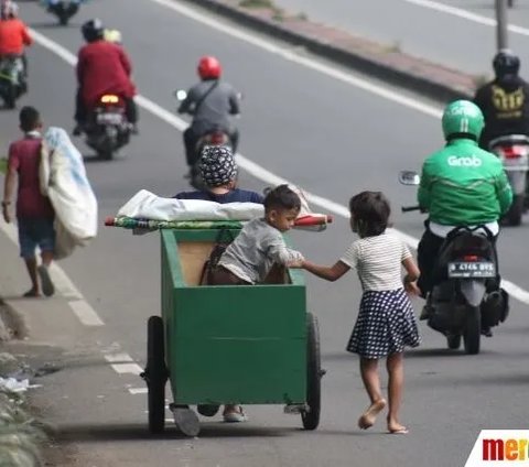 Keberadaan PPKS terlihat di sudut-sudut ibu kota negara. Aksi mereka beragam dalam mencari cuan