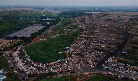 Penampungan sampah Bantargebang sudah overload. Demi menghindari longsor, maka dilakukan teknik terasering.