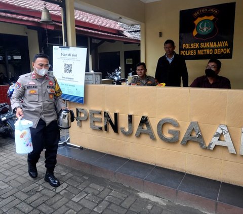 Aipda Mohadi, anggota Satuan Pembinaan Masyarakat (Binmas) Polsek Sukmajaya Polres Metro Depok, Jawa Barat. Hari itu, dia sibuk menyiapkan air panas dari teko listrik. Lalu dimasukkan ke dalam beberapa termos.