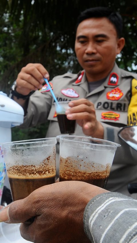 Di beberapa tempat, Aipda Mohadi menghentikan motornya. Dia membuat beragam kopi untuk warga yang ada di sektarnya. Ada kopi hitam, kopi susu, kopi mix, cappuccino.