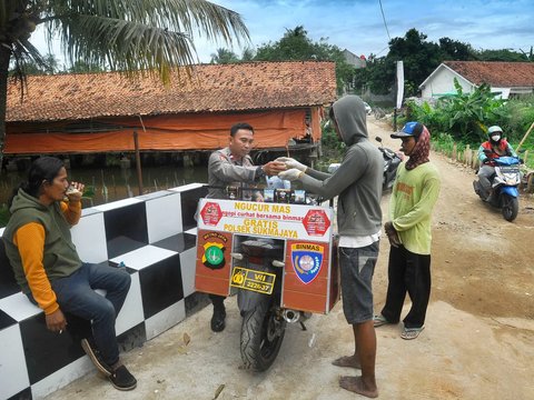 Beberapa pengendara bermotor yang kebetulan lewat tak luput dibagikan.