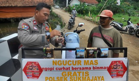 Aipda Mohadi selalu berkeliling menyambangi warga sambil menyediakan kopi gratis. Dari setiap sudut keramaian di tengah kota hingga pelosok pemukiman padat penduduk.