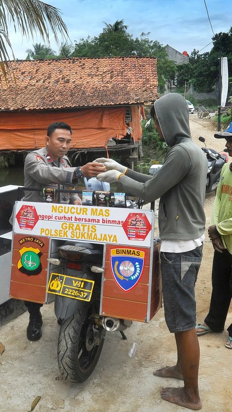 Mulai dari tukang ojeg, pemilik warung, juru parkir, menyapa dan melambaikan tangan setiap kali Aipda Mohadi melintas.