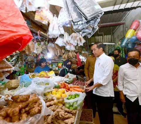 Saat blusukan ke pasar, Jokowi juga turut cek harga kebutuhan pokok