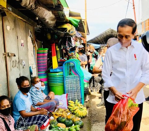 Gaya Santai Jokowi di Pasar Tradisonal