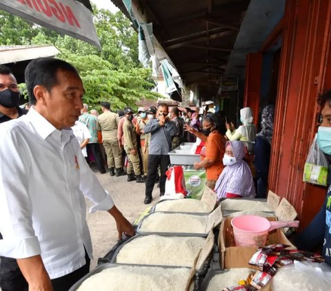 Gaya Santai Jokowi di Pasar Tradisonal